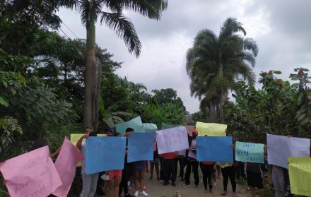Mientras la jueza ejecutó la inspección en el interior de la fábrica, acción a la que no tuvo acceso la prensa, en los exteriores del lugar un grupo de 50 personas protestaron en contra de la entidad y señalaron además que existe explotación laboral.
