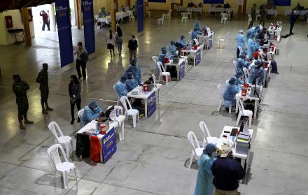 Vista general de una jornada de vacunación contra la covid-19 para personas con discapacidad y adultos mayores en el Centro de Exposiciones en Quito (Ecuador).
