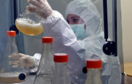 En la imagen un trabajador en un laboratorio continúa con la elaboración de los candidatos vacunales cubanos en La Habana (Cuba).
