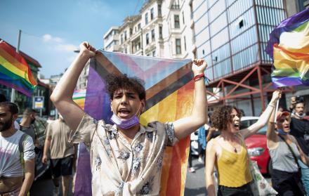 La policía dispersa la marcha anual del orgullo gay en Estambul