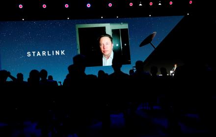 El fundador de Tesla y de la compañía aeroespacial SpaceX, el magnate de origen sudafricano Elon Musk, participa en una videoconferencia en la segunda jornada del Mobile World Congress (MWC) que comenzó ayer en Barcelona, con un formato híbrido y más redu