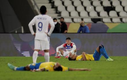 Jugadores de Brasil y Chile descansan hoy tras el final de un partido por los cuartos de final de la Copa América en el estadio Nilton Santos de Río de Janeiro (Brasil).