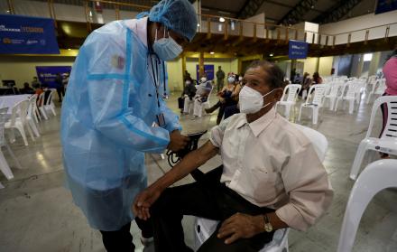 Un médico examina a un hombre durante una jornada de vacunación contra la covid-19 para personas con discapacidad y adultos mayores en el Centro de Exposiciones en Quito (Ecuador).