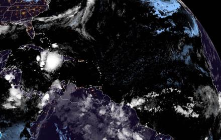 Imagen satelital cedida este domingo por la Oficina Nacional de Administración Oceánica y Atmosférica (NOAA) en la que se registró la ubicación de la tormenta tropical Elsa