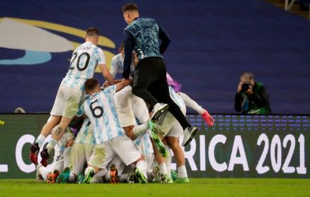 Argentina gana 1-0 a Brasil en el mítico Maracaná.