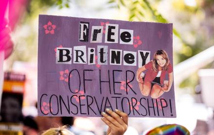 Un manifestante sostiene un cartel que dice 'Libera a Britney de su tutela' durante una protesta #FREEBRITNEY frente a la corte donde está programada una audiencia en el caso de tutela de Britney Spears en Los Ángeles, California.