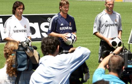 Los jugadores del Real Madrid: Raúl, David Beckham y Zinedine Zidane (i a d), posan durante la presentación de la nueva indumentaria del equipo merengue en el estadio Santiago Bernabéu.