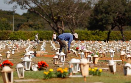 Un funcionario camina en el cementerio Campo da Esperança, en Brasilia. Brasil es uno de los países más azotados por la pandemia del coronavirus.