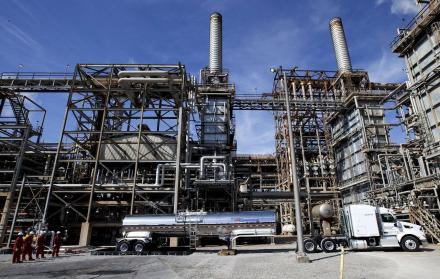 Fotografía cedida este miércoles por Pitch PR en la que se registró un camión al descargar materia prima de desechos plásticos líquidos para su procesamiento de nuevo en productos químicos crudos de alta gama, en una planta de Shell, en Norco (California,