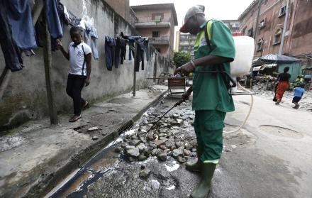 Un empleado del Instituto de Higiene Pública fumiga con insecticida una calle para exterminar mosquitos y prevenir la malaria en Costa de Marfil.