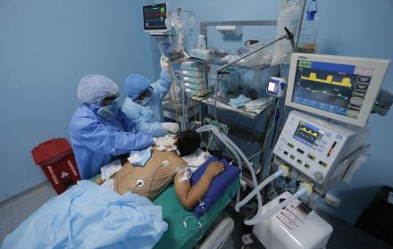 En la imagen un registro de trabajadores sanitarios al atender a un paciente con covid-19 en una de las Unidades de Cuidados Intensivos del Hospital Alberto Sabogal, en el Callao (Perú).