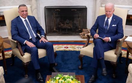 El presidente de EEUU, Joe Biden (d) y el primer ministro iraquí, Mustafa Al-Kadhimi, en un momento de la reunión que mantuvieron el lunes en el despacho oval de la Casa Blanca.