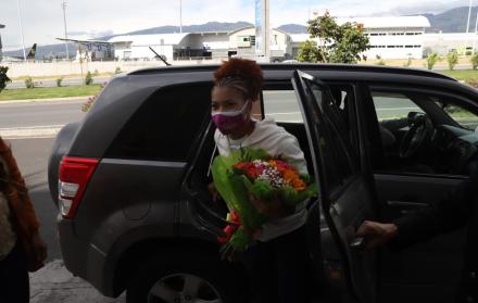 Con un ramo de flores fue recibida en Quito, el viernes 30 de julio, la halterista Angie Palacios, tras su destacada participación en Tokio.