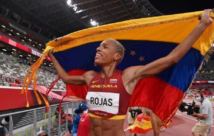 La venezolana Yulimar Rojas celebra tras conseguir la medalla de oro en la final femenina de triple salto durante los Juegos Olímpicos 2020, este domingo en el Estadio Olímpico de Tokio (Japón).