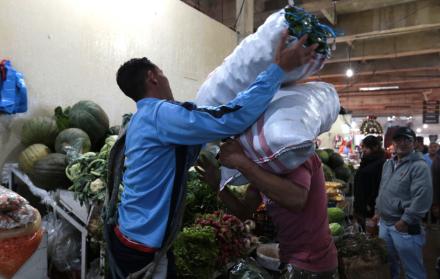 Cargando verduras en el Mercado San Roque