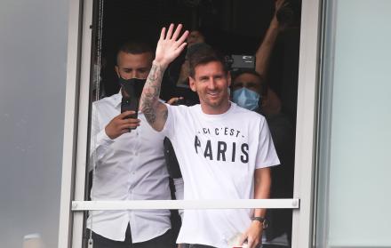 La leyenda del fútbol mundial Lionel Messi, que acaba de dejar el Barcelona (672 goles en 778 partidos), llegó al aeródromo de Le Bourget