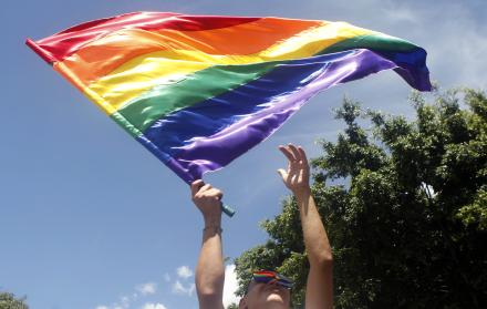 Vista de una persona que agita una bandera LGBTI.
