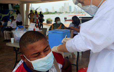Un hombre recibe una dosis de la vacuna contra la covid-19 hoy, en Cartagena (Colombia).