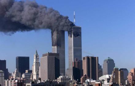Imagen de archivo que muestra las Torres Gemelas en llamas después del atentado del 11 de septiembre de 2001 en Nueva York