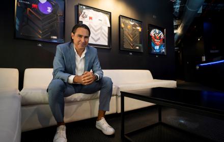 Fotografía sin fecha específica de toma, cedida por Infinity, donde se observa a su director, el argentino Diego Foresi, mientras posa para fotos en México.