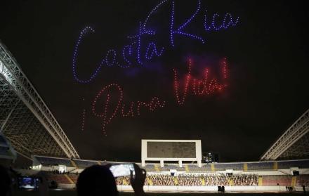 Vista de un mensaje sobre Costa Rica formado por 500 drones manejados por la empresa Intel, durante el cierre de los festejos del bicentenario de la independencia, el 15 de septiembre de 2021 en San José (Costa Rica).