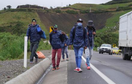 Grupos de migrantes venezolanos caminan por una carretera en la región de Tulcán (Ecuador).