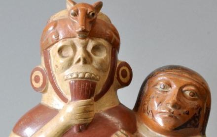 Fotografía facilitada por el Museum zu Allerheiligen de una figurilla de cerámica de la cultura Moche de la costa norte de Perú, que representa una figura humana tocando la zampoña.