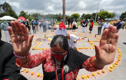 Indígenas ecuatorianos celebran la fiesta de la luna o Kulla Raymi, hoy, en Quito (Ecuador).