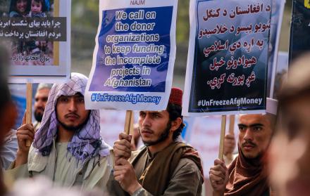 Protesta en Kabul para exigir a EE. UU.que descongele los activos y el dinero afganos incautados después de que los talibanes asumieron el control del país.