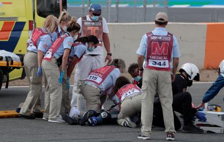 El equipo médico atiende al piloto de SuperSport300 Dean Berta Viñales (Viñales Racing Team) accidentado durante la primera carrera del Campeonato del Mundo que se celebra este fin de semana en el Circuito de Velocidad de Jerez-Ángel Nieto en Cádiz.