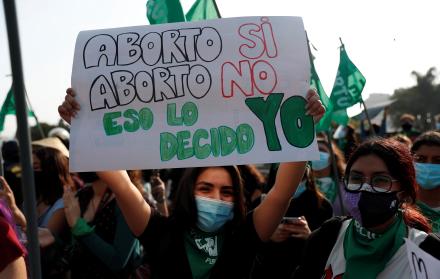 Grupos de mujeres participan en un plantón para pedir aborto legal, seguro y gratuito, en el marco del Día internacional de la despenalización del aborto, hoy, frente al Palacio de Justicia en Lima (Perú).