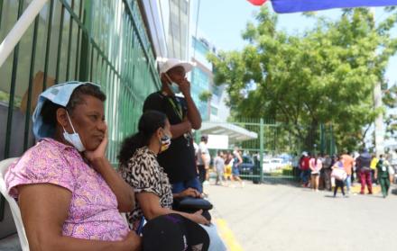 Familiares de un reo que fue señalado como quemado, afuera del Hospital Guayaquil.