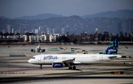 Fotografía de archivo de un avión de JetBlue Airbus en el aeropuerto de Los Ángeles (EE.UU.).