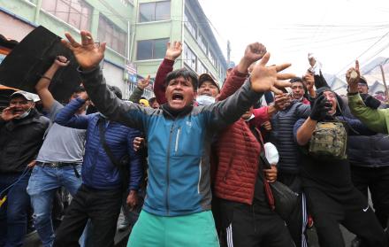 Un grupo de cocaleros festeja luego de retomar de la sede de la Asociación Departamental de Productores de Coca (Adepcoca) hoy, en La Paz (Bolivia).