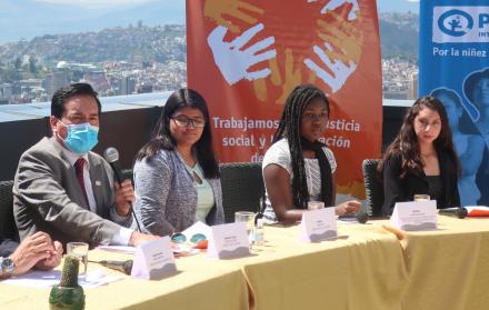 El director país World Visión, Esteban Lasso; Andrea, líder del Movimiento Por Ser Niña; la coordinadora Red de Organizaciones en Defensa de los Derechos de la Niñez y Adolescencia, Maholy; y Emilene, líder Red de Jóvenes Wambra Kunapak Yuyaykuna.
