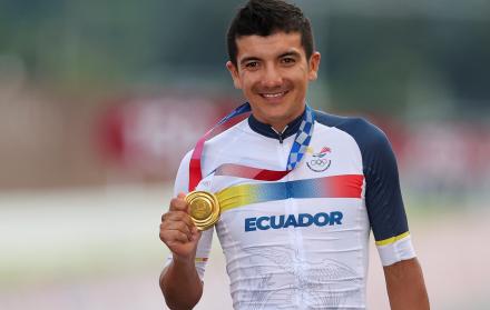 El ecuatoriano Richard Carapaz posa con la medalla de oro tras la prueba de ciclismo en ruta en los Juegos de Tokio 2020, en una fotografía de archivo.