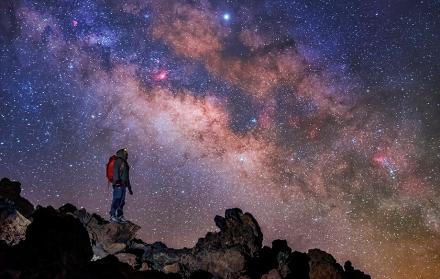 La Vía Láctea sobre el Teide en Tenerife, en foto de archivo.