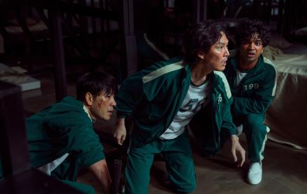 Fotograma cedido por Netflix donde aparecen los actores Park Hae Soo (i) como Cho Sang-Woo, Lee Jung-jae (c) como Seong Gi-Hun y Anupam Tripathi como Abdul Ali, durante la escena de un episodio de la primera temporada de la serie coreana 