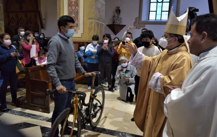 Bendición papal a Richard Carapaz