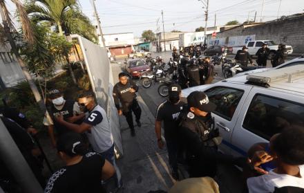 Dos guardias de seguridad resultaron heridos de bala. El hecho ocurrió la tarde de este jueves 14 de octubre de 2021, aproximadamente a las 15:45 en el Trinipuerto, al sur de Guayaquil.