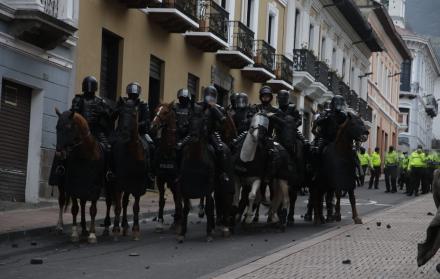 Manifestantes y policías