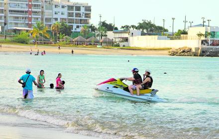 Salinas. Turistas disfrutan de actividades como la moto acuática y del mar.