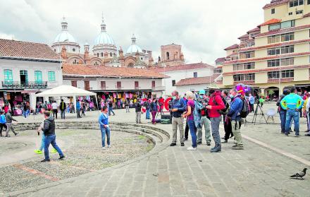 Turistas llegaron desde el viernes pasado a Cuenca. Otros separaron hotel para hoy.