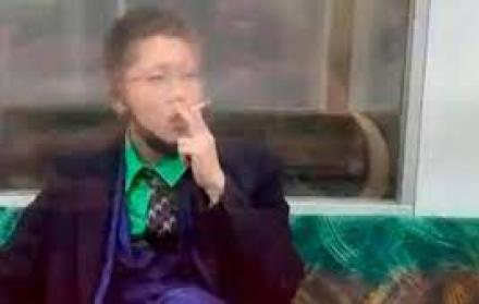 Según testigos presenciales, Hattori se subió al tren blandiendo un cuchillo en una mano y una botella de plástico en la otra.