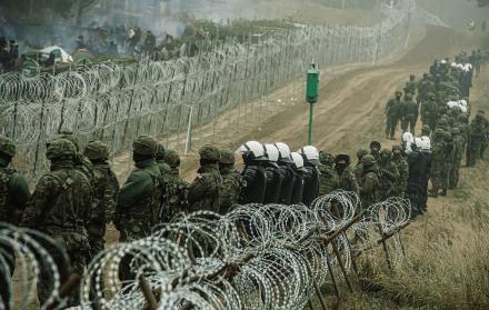 Imagen facilitada por las Fuerzas de Defensa polacas del despligue de soldados en la frontera con Bielorrusia.