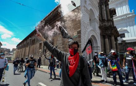 Estudiantes participan de una manifestación pacífica en Quito (Ecuador), en una fotografía de archivo.