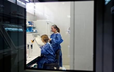 Dos investigadoras trabajan en el laboratorio de IrsiCaixa en el proyecto de Investigación de la Vacuna del VIH, en foto de archivo.