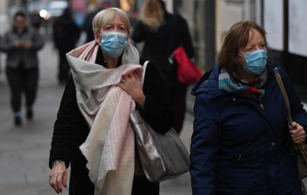 Gente con mascarilla por las calles de Londres, en una imagen de archivo.