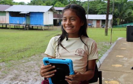 Kerly Anahí Cerda, de 12 años, habla con Efe el 30 de noviembre de 2021 mientras usa una de las tabletas entregadas por la empresa Hispasat en Alto Manduro, Orellana, en la Amazonía (Ecuador).