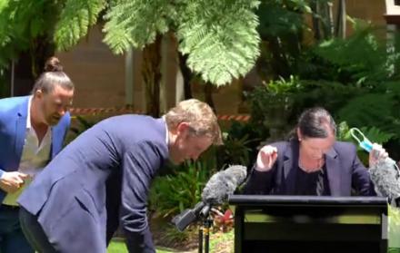 Foto-Captura del video de la noticia de la araña gigante que ha irrumpido en una rueda de prensa sobre el covid en Australia.